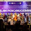 Pasangan M Ade Safri Salampessy dan Anindhita Brataningdyah pemenang I Duta Bahasa DIY bersama para pemenang lainya saat penyerahan Penghargaan oleh Kepala Balai Bahasa Provinsi DIY Dra. Dwi Pratiwi, MPd.