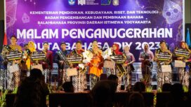 Pasangan M Ade Safri Salampessy dan Anindhita Brataningdyah pemenang I Duta Bahasa DIY bersama para pemenang lainya saat penyerahan Penghargaan oleh Kepala Balai Bahasa Provinsi DIY Dra. Dwi Pratiwi, MPd.