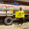 Salah satu kepala keluarga warga Desa Purwosari menerima bantuan air bersih dari Dr. Ir. Arnanto Nurprabowo, M.P.