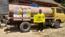 Salah satu kepala keluarga warga Desa Purwosari menerima bantuan air bersih dari Dr. Ir. Arnanto Nurprabowo, M.P.