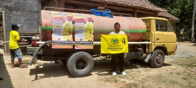 
 Salah satu kepala keluarga warga Desa Purwosari menerima bantuan air bersih dari Dr. Ir. Arnanto Nurprabowo, M.P.