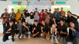 Tim Pelaksana PPK Ormawa UKM Olahraga UTY bersama perangkat desa dan masyarakat Kalurahan Tanjungharjo.
