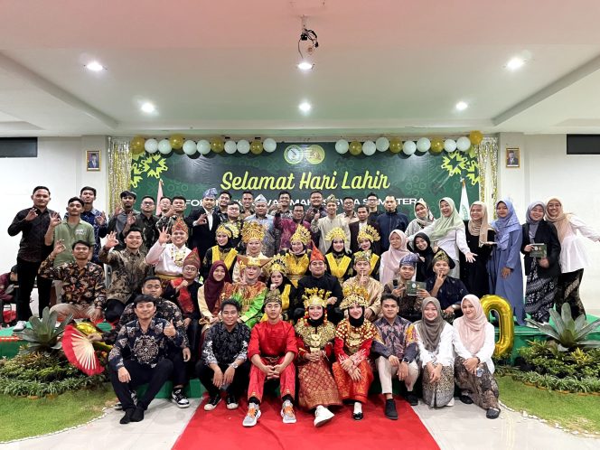 
 Foto bersama pengurus dan anggota FUMAS Jakarta di acara perayaan Hari Jadi Ke-30 FUMAS Jakarta,