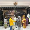 Penyerahan SK kepengurusan IKAMBARA periode 2024-2025, dari Sekjen DPD HIKABARA Zulkifli Hazmar, S.Pd, MM, kepada Titin Nanda Syahputri, Ketua Umum IKAMBARA periode 2024-2025.