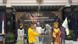 Penyerahan SK kepengurusan IKAMBARA periode 2024-2025, dari Sekjen DPD HIKABARA Zulkifli Hazmar, S.Pd, MM, kepada Titin Nanda Syahputri, Ketua Umum IKAMBARA periode 2024-2025.