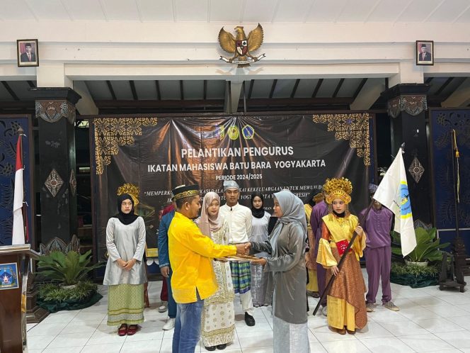 
 Penyerahan SK kepengurusan IKAMBARA periode 2024-2025, dari Sekjen DPD HIKABARA Zulkifli Hazmar, S.Pd, MM, kepada Titin Nanda Syahputri, Ketua Umum IKAMBARA periode 2024-2025.