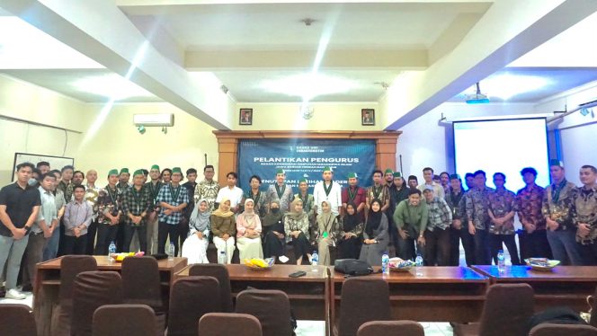 
 Foto bersama Pengurus Baru dan tamu undangan acara pelantikan HMI BADKO JABAGTENGTIM Periode 1445-1447 H / 2023-2025 M. 