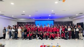 Foto bersama pengurus baru dan tamu undangan pada acara pelantikan pengurus baru periode 2024-2026 serta peringatan Hari Lahir ke-25 LMND.