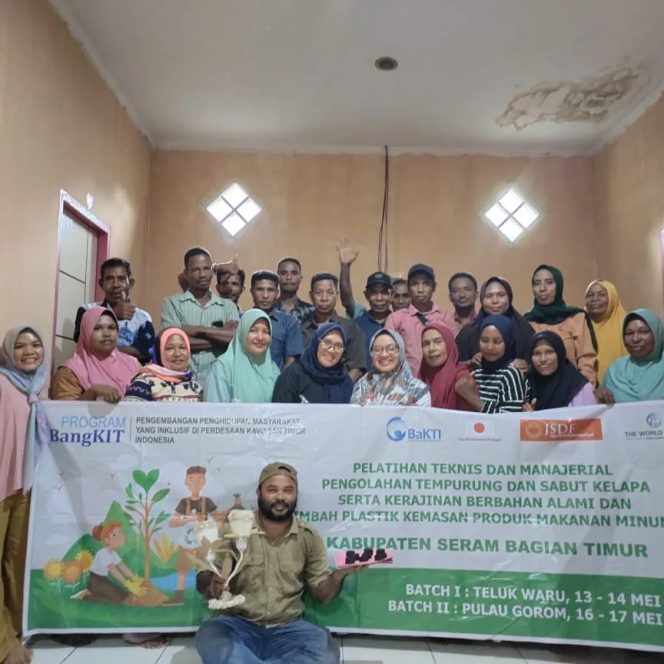 
 Program BangKIT, BSI Bumi Lestari Maluku Ajak Masyarakat Kabupaten SBT Manfaatkan Limbah Sampah