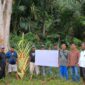 Masyarakat adat Marga Rahawarin Matli memasang sasi bambu sebagai tanda penolakan tambang PT BBA di Desa Larat, Maluku Tenggara.